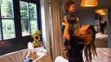 Eine Mutter hält ihre Tochter in die höhe