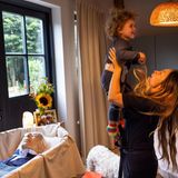 Eine Mutter hält ihre Tochter in die höhe