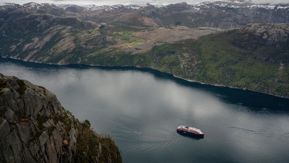 Ein Kreuzfahrtschiff liegt im Lysefjord in Norwegen