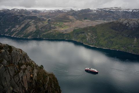 Ein Kreuzfahrtschiff liegt im Lysefjord in Norwegen