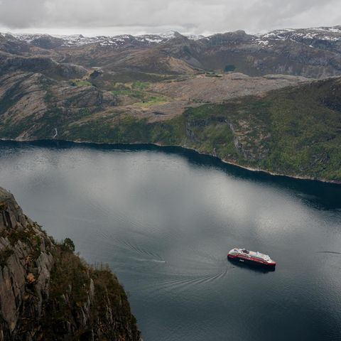 Ein Kreuzfahrtschiff liegt im Lysefjord in Norwegen