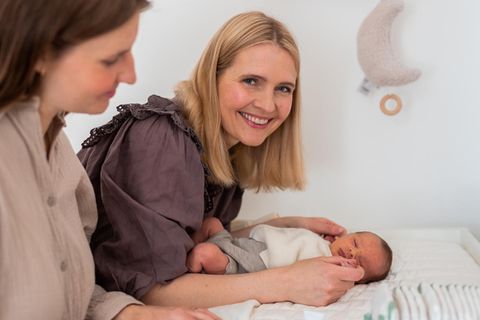 Hebamme Sissi Rasche mit Baby