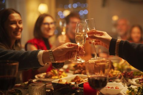 Freunde stoßen beim Essen an