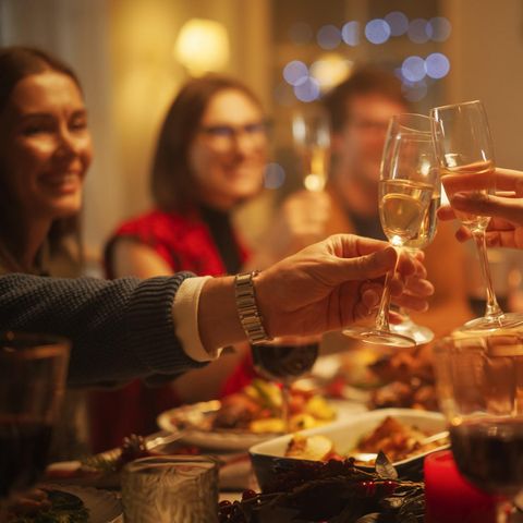 Freunde stoßen beim Essen an