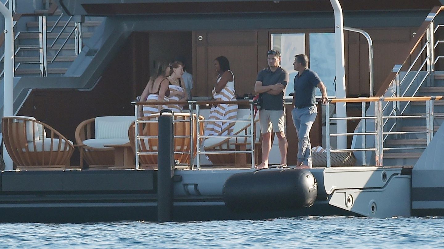 Michelle Obama in einem Boot mit Steven Spielberg und Tom Hanks