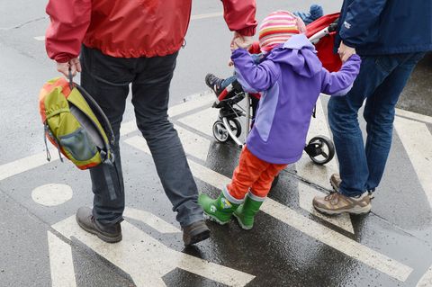 Ein homosexuelles Paar, das in einer eingetragenen Lebenspartnerschaft lebt, macht mit seinen zwei Kindern einen Familienausflug