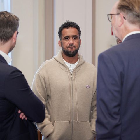 Arafat Abou-Chaker steht umringt von seinen Anwälten im Oberlandesgericht