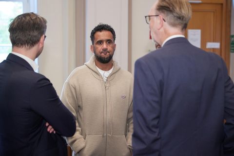 Arafat Abou-Chaker steht umringt von seinen Anwälten im Oberlandesgericht