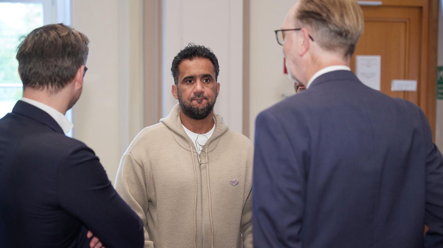 Arafat Abou-Chaker steht umringt von seinen Anwälten im Oberlandesgericht