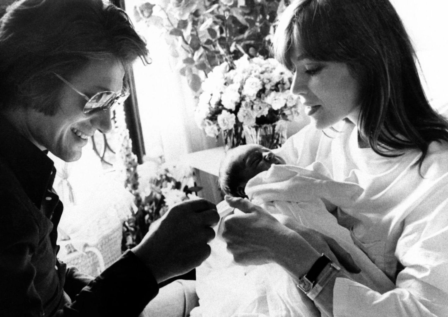 Am 16. Juni 1973 wird ihr Sohn Thomas geboren. Links: Ihr Lebenspartner Jacques Dutronc, den sie 1981 heiratet 