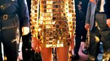 Modenschau 1969: Françoise Hardy trägt eine der berühmten Metall-Roben des Designers Paco Rabanne