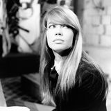 Françoise Hardy im Studio einer Fernsehsendung in Deutschland. Im Jahr 1962 eroberte sie mit ihrer ersten Single die Hitparaden