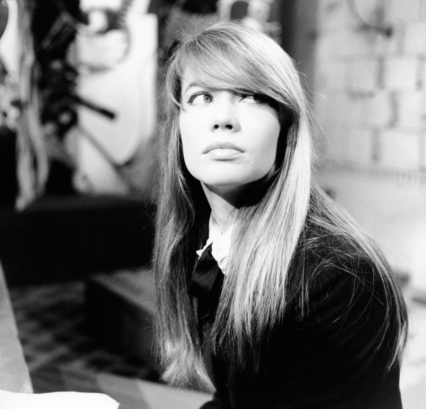 Françoise Hardy im Studio einer Fernsehsendung in Deutschland. Im Jahr 1962 eroberte sie mit ihrer ersten Single die Hitparaden
