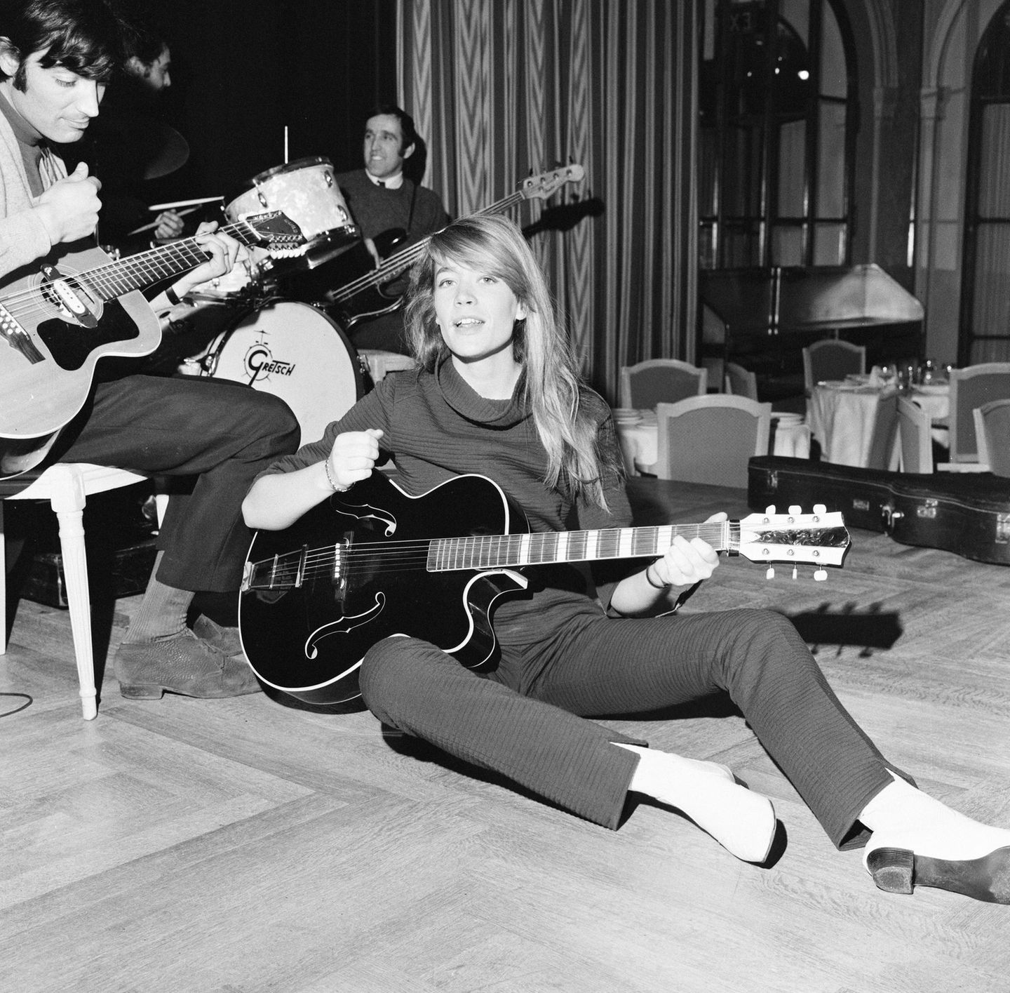 Françoise Hardy bei den Proben zu einer Musik-Show, im Februar 1967. Im gleichen Jahr gründet sie eine eigene Produktionsfirma für ihre Chansons