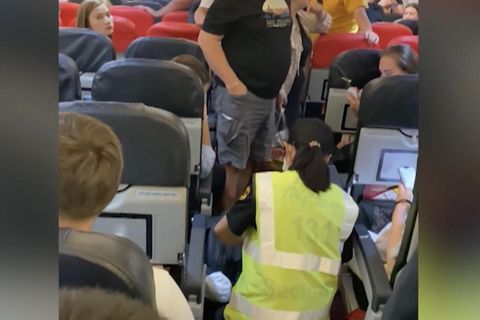 Auf Flug nach Phuket: Blinder Passagier an Bord – Schlange versetzt Fluggäste in Panik