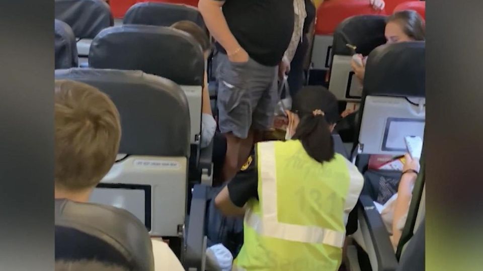 Auf Flug nach Phuket: Blinder Passagier an Bord – Schlange versetzt Fluggäste in Panik