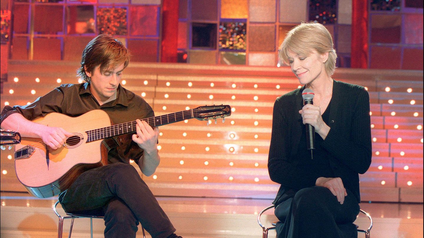 Francoise Hardy und ihr Sohn Thomas Dutronc 2001 bei der Aufzeichnung einer Fernseh-Show 