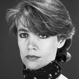 Zu Beginn der 1980er Jahre kümmert sie sich vor allem um die Erziehung des Sohnes. Und entdeckt eine weitere große Leidenschaft: Die Astrologie 