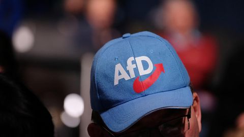 Ein Mann trägt eine AfD-Kappe