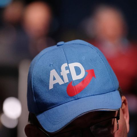 Ein Mann trägt eine AfD-Kappe