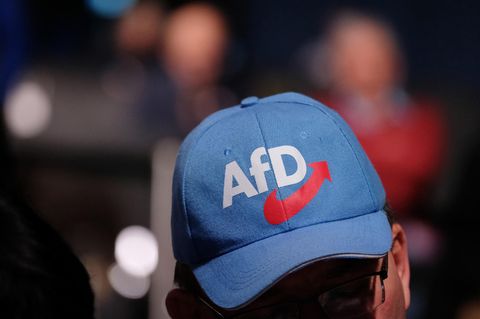 Ein Mann trägt eine AfD-Kappe