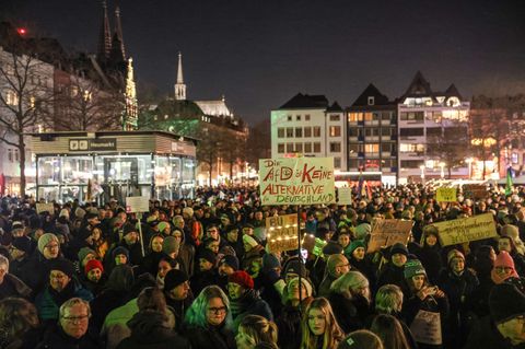 Kölnerinnen und Kölner kamen auf dem Neumarkt zusammen, um ein Zeichen gegen die AfD und andere Rechtsextreme zu setzen