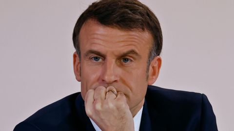 Frankreichs Präsident Emmanuel Macron  stützt sein Gesicht auf seine Hand