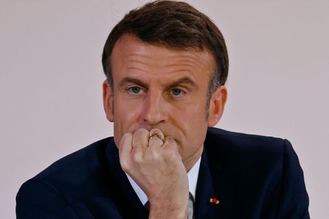 Frankreichs Präsident Emmanuel Macron  stützt sein Gesicht auf seine Hand