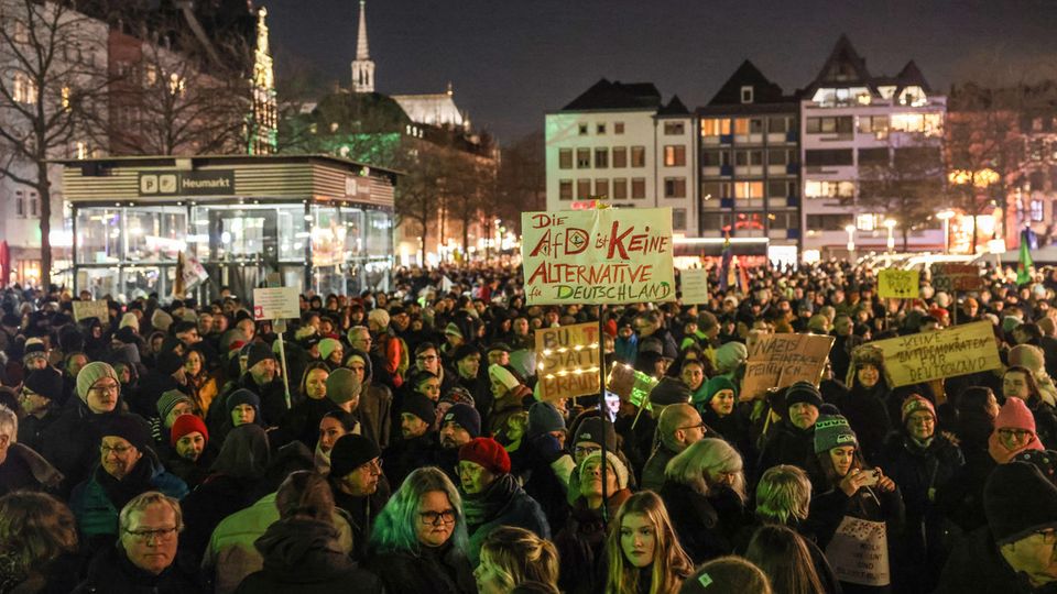 Zehntausende bei Kölner Demonstration gegen Rechts Zehntausende bei Kölner Demonstration gegen Rechts