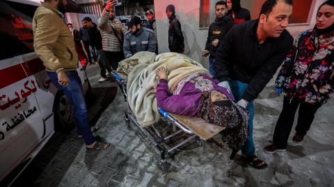 Gazastreifen: Eine verletzte Frau wird auf einer Trage zu einem Krankenhaus geschoben