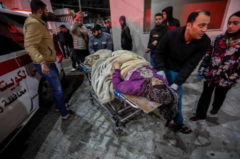 Gazastreifen: Eine verletzte Frau wird auf einer Trage zu einem Krankenhaus geschoben