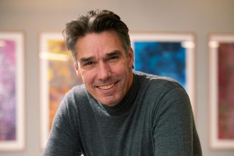 Michael Stich, 55, in einer Hamburger Galerie vor seinen Werken