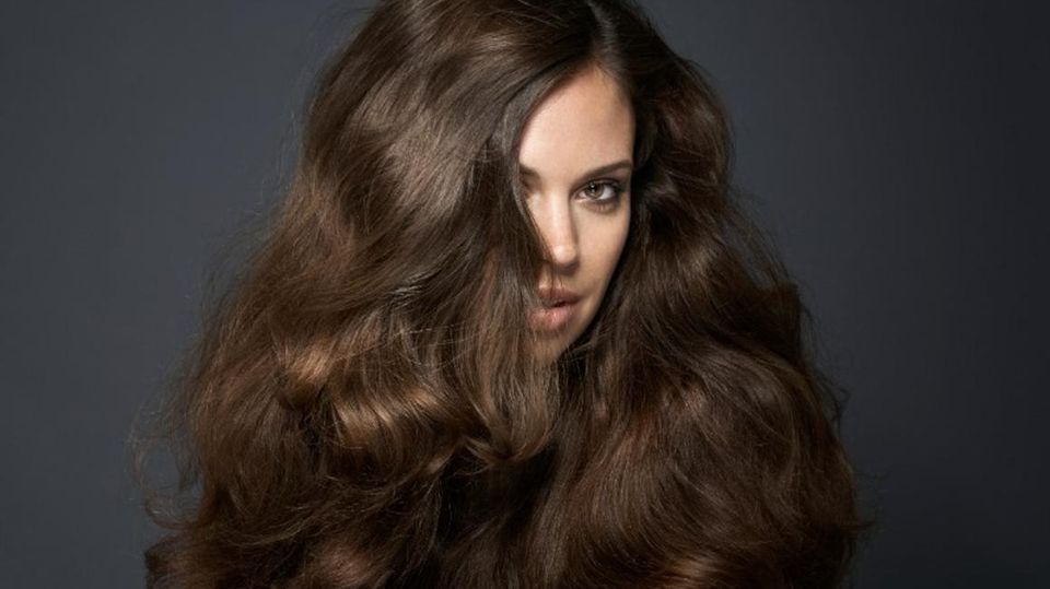 Trendfrisuren: Voluminöse Föhnfrisuren oder kurze Bobs? Die Haartrends 2024 im Video