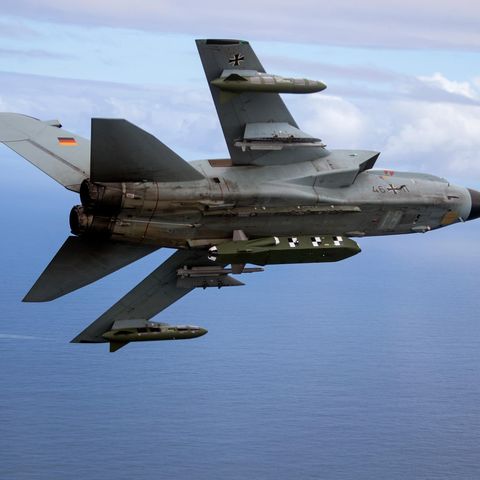 Ein Kampfjet Tornado IDS ASSTA 3.0, bestückt mit dem Lenkflugkörper Taurus