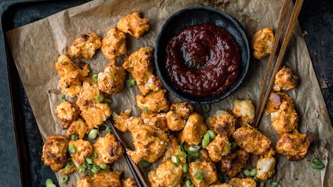 Blumenkohl auf einem Backblech mit roter Sauce