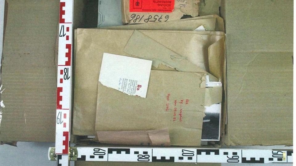 Ein Karton voller benutzter Briefumschläge