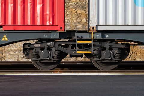 Güterbahn-Lokführer-Streik: Container, die auf einem Güterzug geladen sind