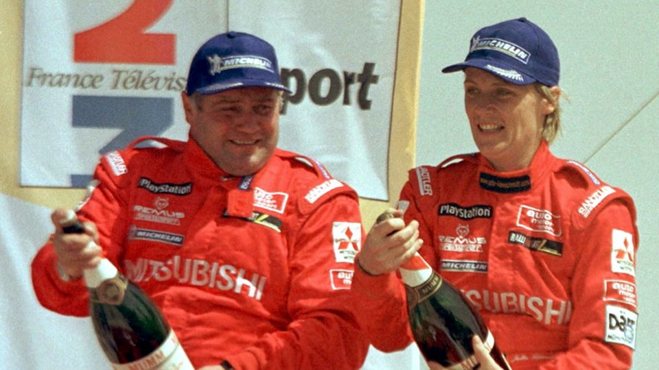 Jutta Kleinschmidt und Andreas Schulz feiern ihren Sieg in Paris-Dakar 2001