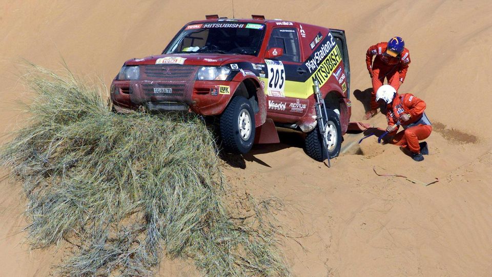 Kleinschmidt und Schulz müssen den festgefahrenen Mitsubishi wieder freischaufeln