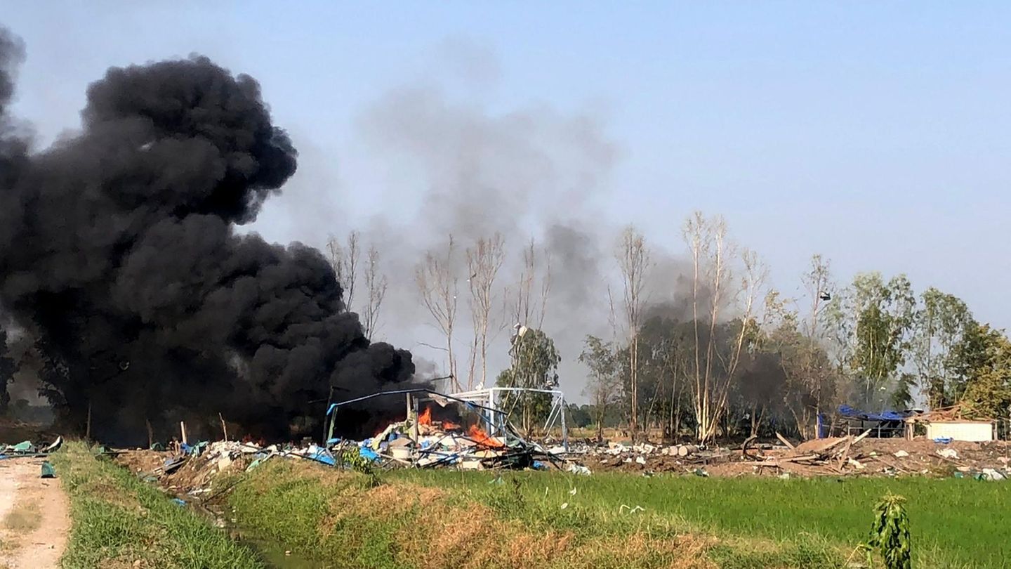 Fabrik komplett zerstört: Mindestens 20 Tote bei Explosion in Feuerwerksfabrik in Thailand
