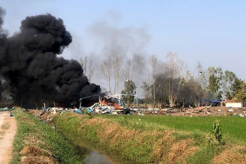Aufsteigenden Rauch nach einer Explosion in einer Feuerwerksfabrik in der thailändischen Provinz Suphan Buri