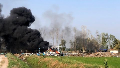 Aufsteigenden Rauch nach einer Explosion in einer Feuerwerksfabrik in der thailändischen Provinz Suphan Buri