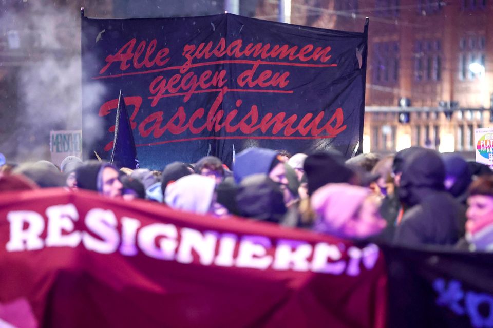 Aktivist Raphael Thelen: Gemeinsam wütend werden. In Leipzig gehen zahlreiche Teilnehmer zu der Demonstration "Es reicht! Gegen die faschistischen Deportationspläne von AfD und Werteunion!“. Gemeinsam wütend werden. In Leipzig gehen zahlreiche Teilnehmer zu der Demonstration "Es reicht! Gegen die faschistischen Deportationspläne von AfD und Werteunion!“.