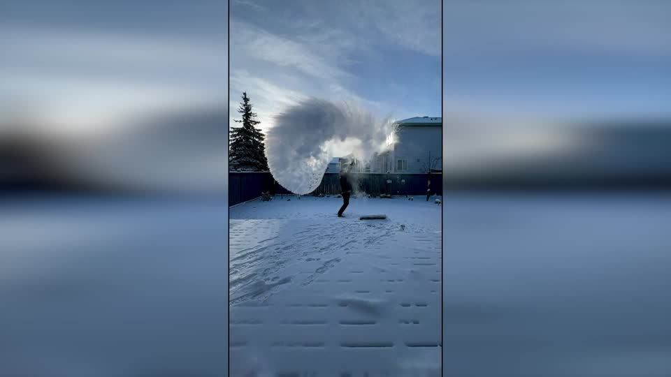 Video: Kanada: Kuriose Kreationen bei arktischer Kälte Video: Kanada: Kuriose Kreationen bei arktischer Kälte