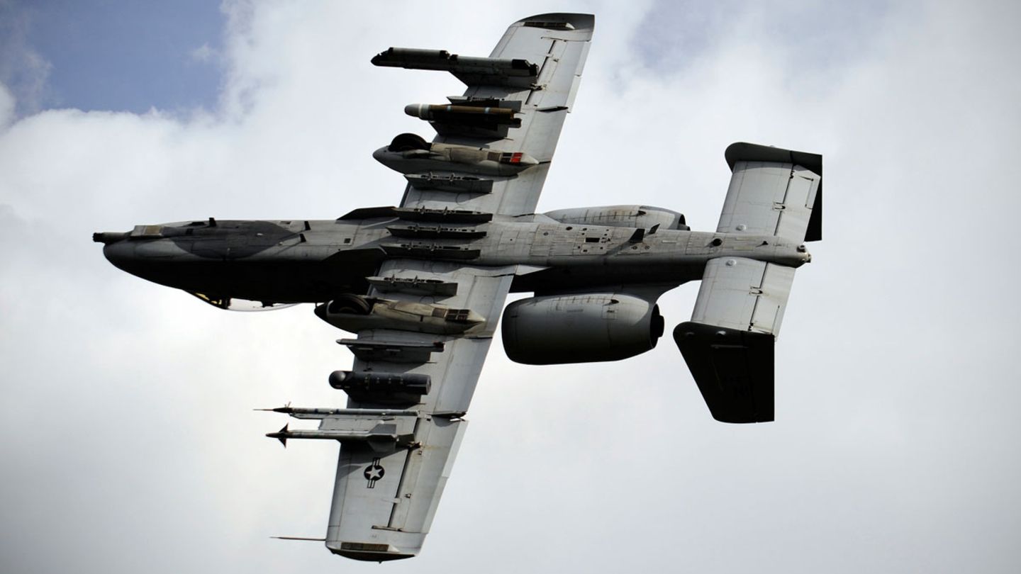 So mächtig die A-10 auch ist, gegen feindliche Jäger hätte sie es schwer.