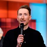 Hart aber fair – montags, 21 Uhr, ARD  Mit ihm beginnt die Talkshow-Woche: In "Hart aber fair" diskutiert Louis Klamroth am Montagabend 75 Minuten lang ein Thema. Parallel zur Livesendung werden auch Zuschauerstimmen eingeholt. Die Erstausstrahlung des Formats war bereits 2001, zunächst lief die lange von Frank Plasberg moderierte Talkshow im WDR, bis die ARD sie übernahm. 2023 übernahm Klamroth, im Durchschnitt schalten 2,1 Millionen Zuschauer ein. Wie der Name der Show bereits vermuten lässt, sind offene und kontroverse Diskussionen unter den Gästen erwünscht.