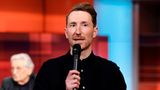 Hart aber fair – montags, 21 Uhr, ARD  Mit ihm beginnt die Talkshow-Woche: In "Hart aber fair" diskutiert Louis Klamroth am Montagabend 75 Minuten lang ein Thema. Parallel zur Livesendung werden auch Zuschauerstimmen eingeholt. Die Erstausstrahlung des Formats war bereits 2001, zunächst lief die lange von Frank Plasberg moderierte Talkshow im WDR, bis die ARD sie übernahm. 2023 übernahm Klamroth, im Durchschnitt schalten 2,1 Millionen Zuschauer ein. Wie der Name der Show bereits vermuten lässt, sind offene und kontroverse Diskussionen unter den Gästen erwünscht.
