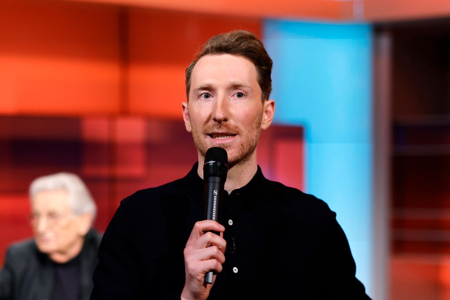Hart aber fair – montags, 21 Uhr, ARD  Mit ihm beginnt die Talkshow-Woche: In "Hart aber fair" diskutiert Louis Klamroth am Montagabend 75 Minuten lang ein Thema. Parallel zur Livesendung werden auch Zuschauerstimmen eingeholt. Die Erstausstrahlung des Formats war bereits 2001, zunächst lief die lange von Frank Plasberg moderierte Talkshow im WDR, bis die ARD sie übernahm. 2023 übernahm Klamroth, im Durchschnitt schalten 2,1 Millionen Zuschauer ein. Wie der Name der Show bereits vermuten lässt, sind offene und kontroverse Diskussionen unter den Gästen erwünscht.