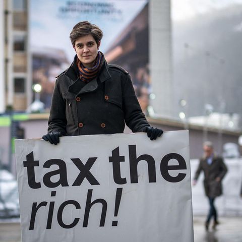 Marlene Engelhorn mit einem Schild "tax the rich"