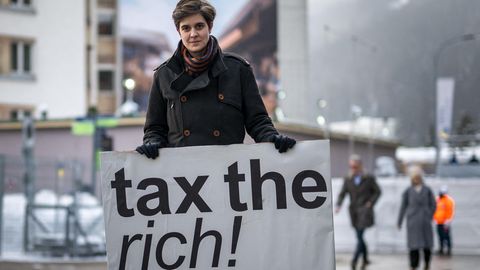 Marlene Engelhorn mit einem Schild "tax the rich"
